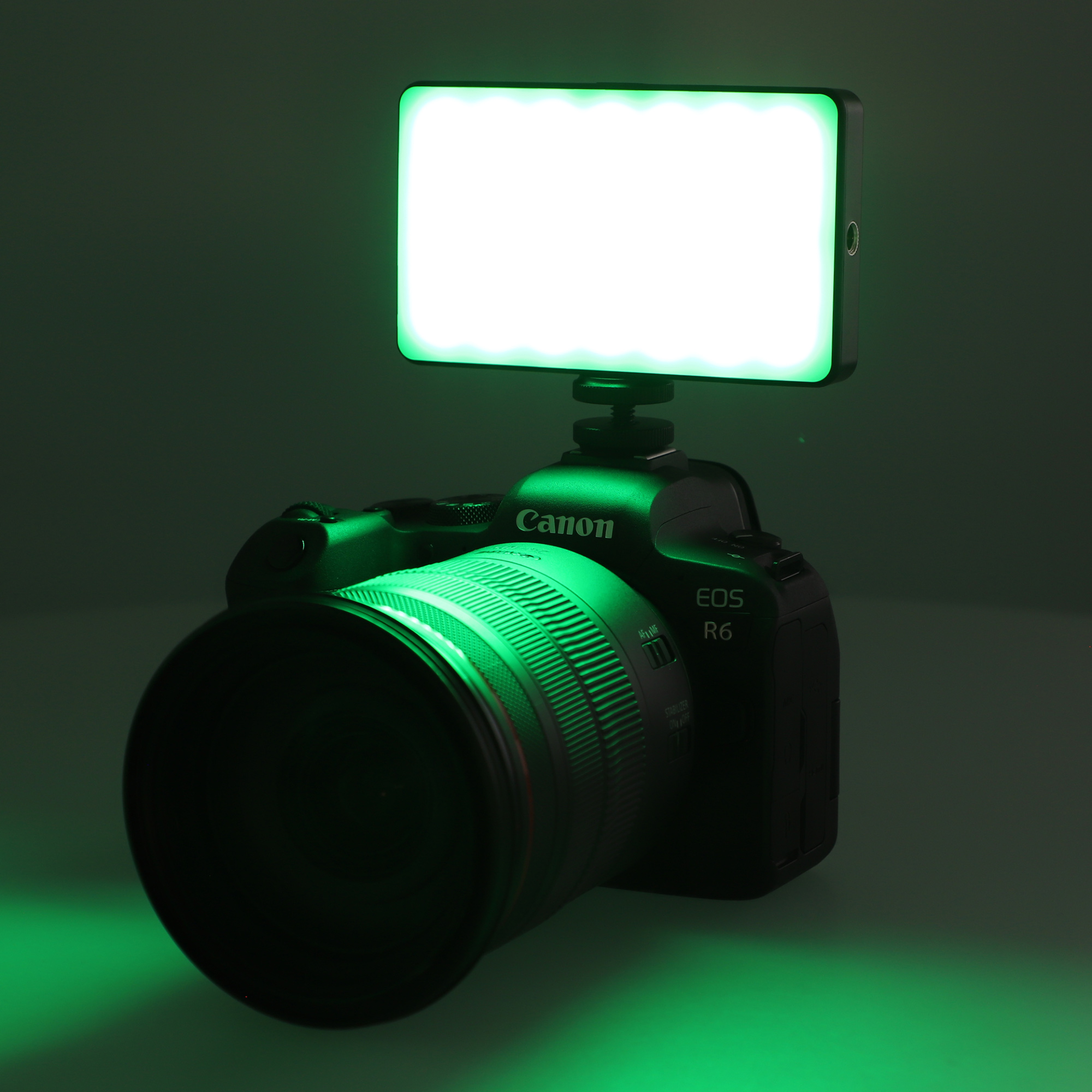 Vielseitige RGB LED Videoleuchte mit 20 Lichteffekten LCD-Display & integriertem Akku