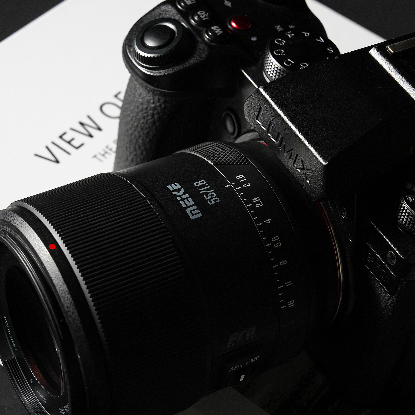 Meike 55 mm F1.8 AF Pro STM Autofokus Vollformat Ojektiv Portrait kompatibel mit Panasonic L Mount Meike 55 mm F1.8 AF Pro STM Autofokus Vollformat Ojektiv Portrait kompatibel mit Panasonic L Mount