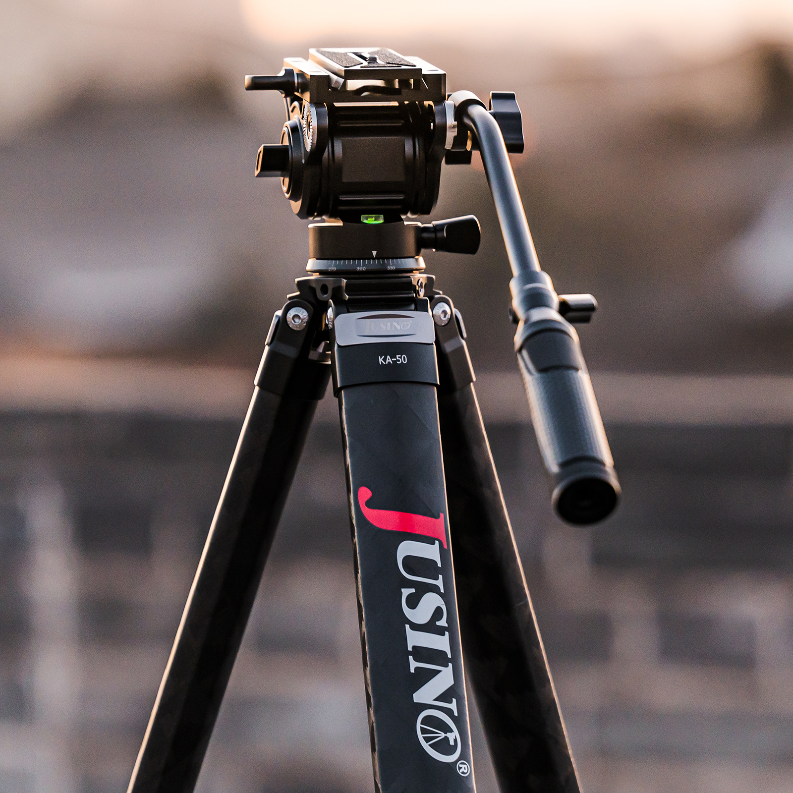 JUSINO Karbon Profi-Videostativ Tripod bis 130cm 18kg belastbar Transporttasche KA-50 JUSINO Karbon Profi-Videostativ Tripod bis 130cm 18kg belastbar Transporttasche KA-50