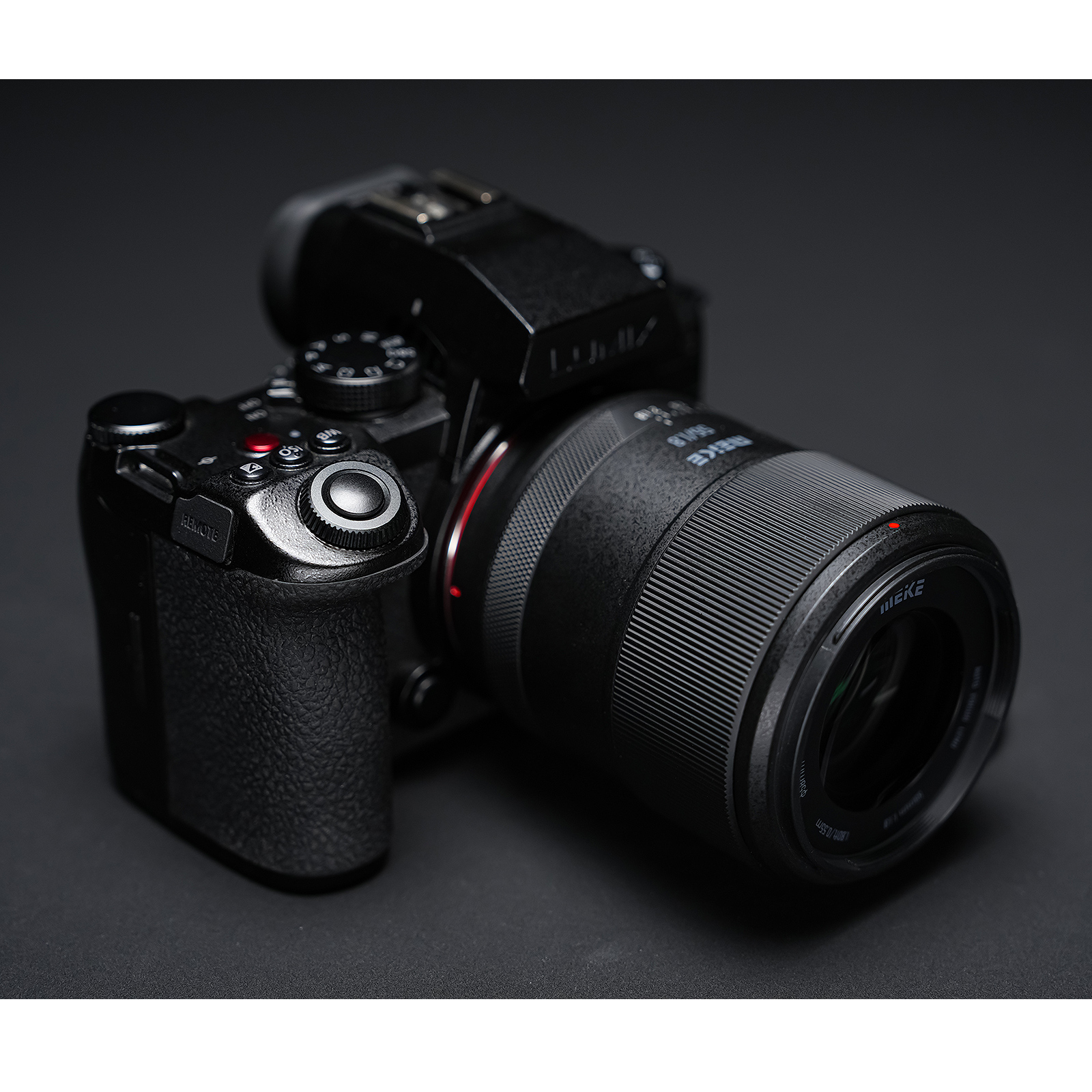 Meike 55 mm F1.8 AF Pro STM Autofokus Vollformat Ojektiv Portrait kompatibel mit Panasonic L Mount Meike 55 mm F1.8 AF Pro STM Autofokus Vollformat Ojektiv Portrait kompatibel mit Panasonic L Mount